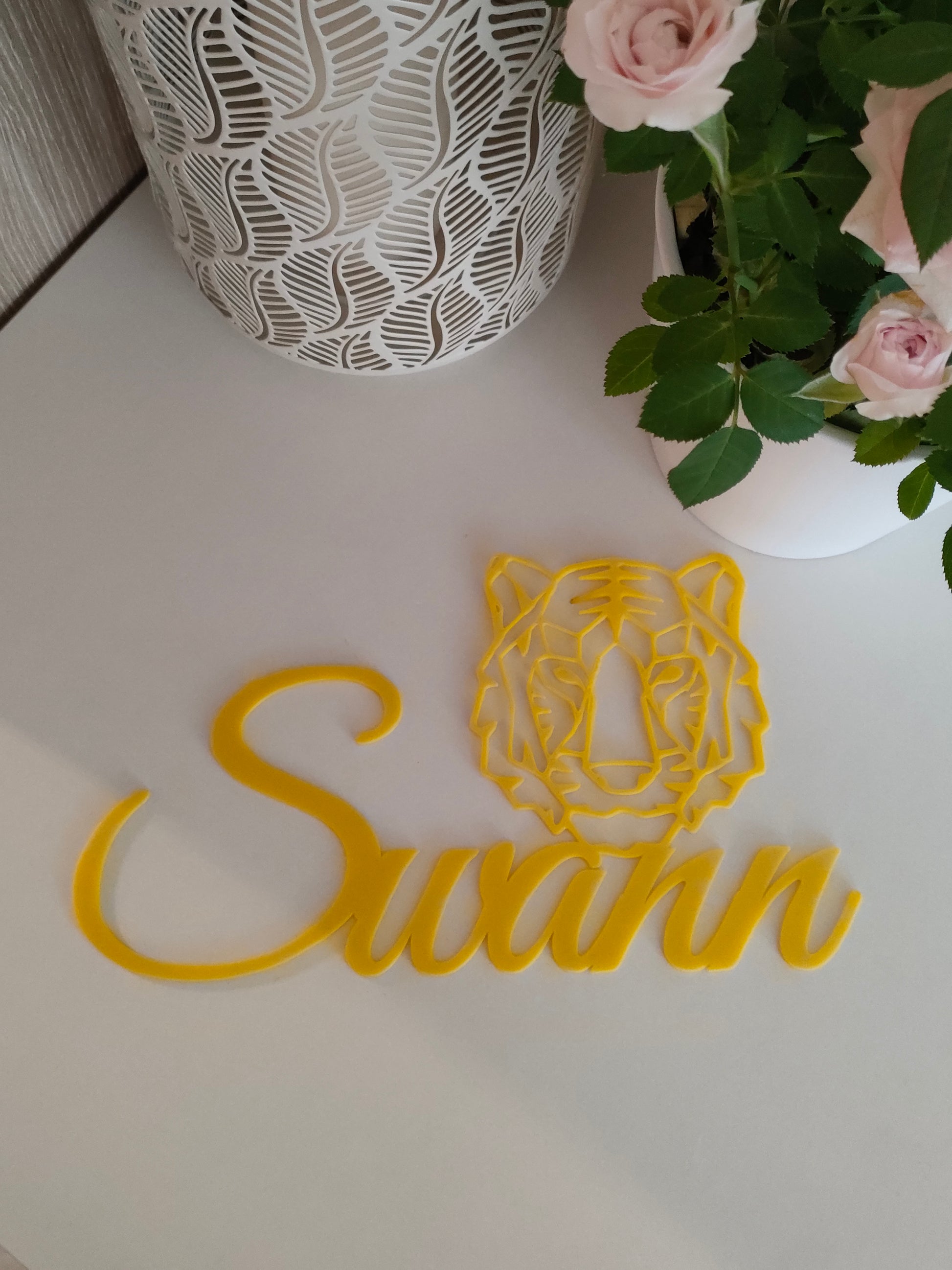 Swann, Jaune avec Lion géométrique